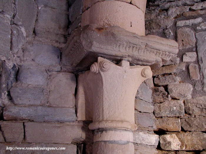 CAPITEL EN ANGULO SUROESTE DEL CLAUSTRO